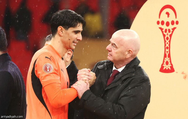 رئيس «فيفا» يدين تصرفات السنغاليين