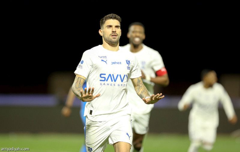 الهلال يهزم نيوم ويكمل 20 فوزا متتاليا