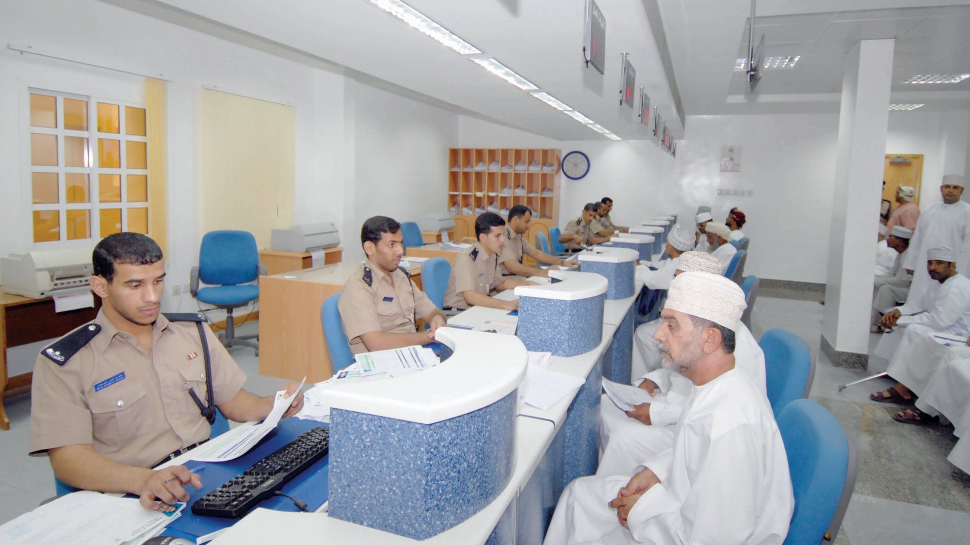 سلطنة عمان تعلن عن تحديثات هامة على إقامة العمالة الوافدة .. وتتيح لهم هذا الإجراء لأول مرة