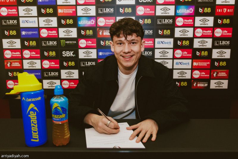 بورنموث يخطف موهبة المجر