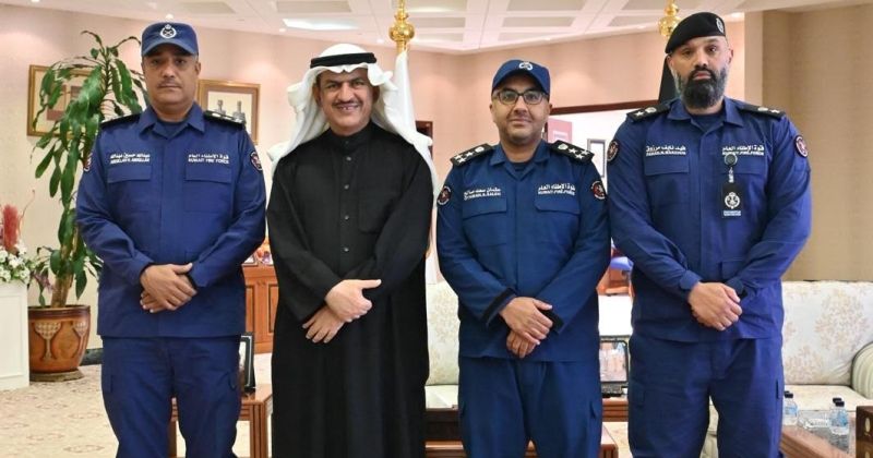 الحبشي متوسطاً مسؤولي إطفاء محافظة الجهراء