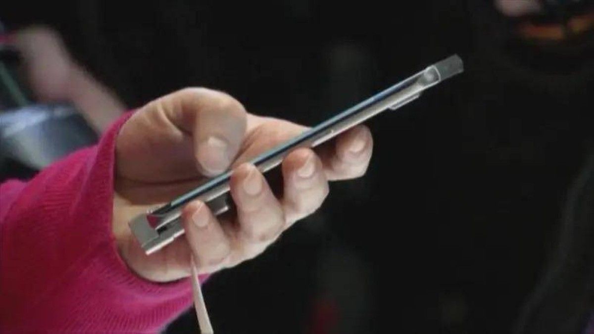 بدءاً من اليوم.. انتهاء إعفاء الهواتف المحمولة الواردة من الخارج بمصر ودعوات لمراجعة القرار