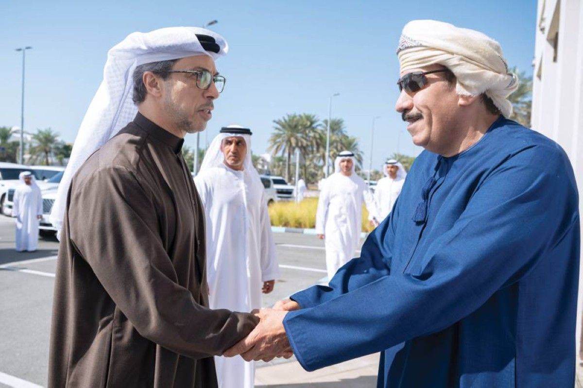 منصور بن زايد يعزي في وفاة علي سالم البيض