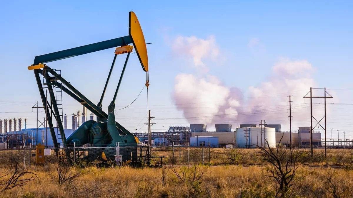 النفط يصعد بدعم مخاوف شح الإمدادات