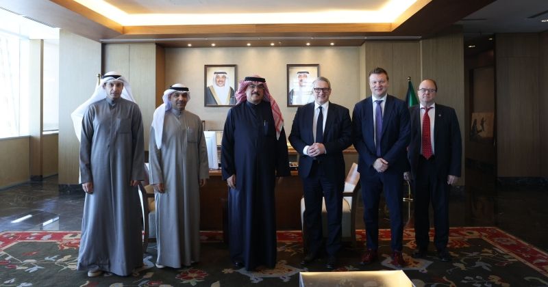 وزير التربية مستقبلاً سفير فنلندا والوفد المرافق