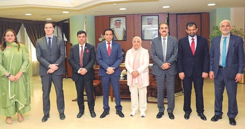 رئيسة اتحاد الجمعيات تتوسط السفير إقبال والوفد الباكستاني