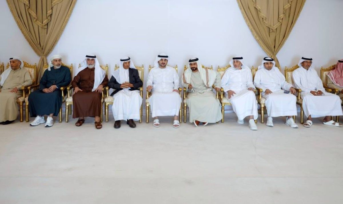 مكتوم بن محمد يقدم واجب العزاء في وفاة محمد بن الشيخ جمعة المنصوري