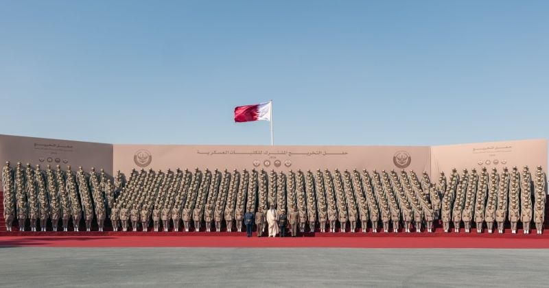 أمير قطر مع الطلبة الخريجين