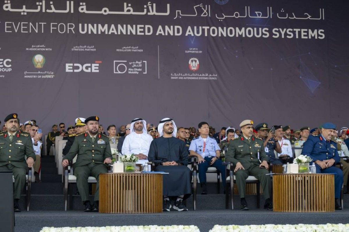 زايد بن محمد بن زايد يشهد جانباً من العروض الجوية ضمن «يومكس» و«سيمتكس»