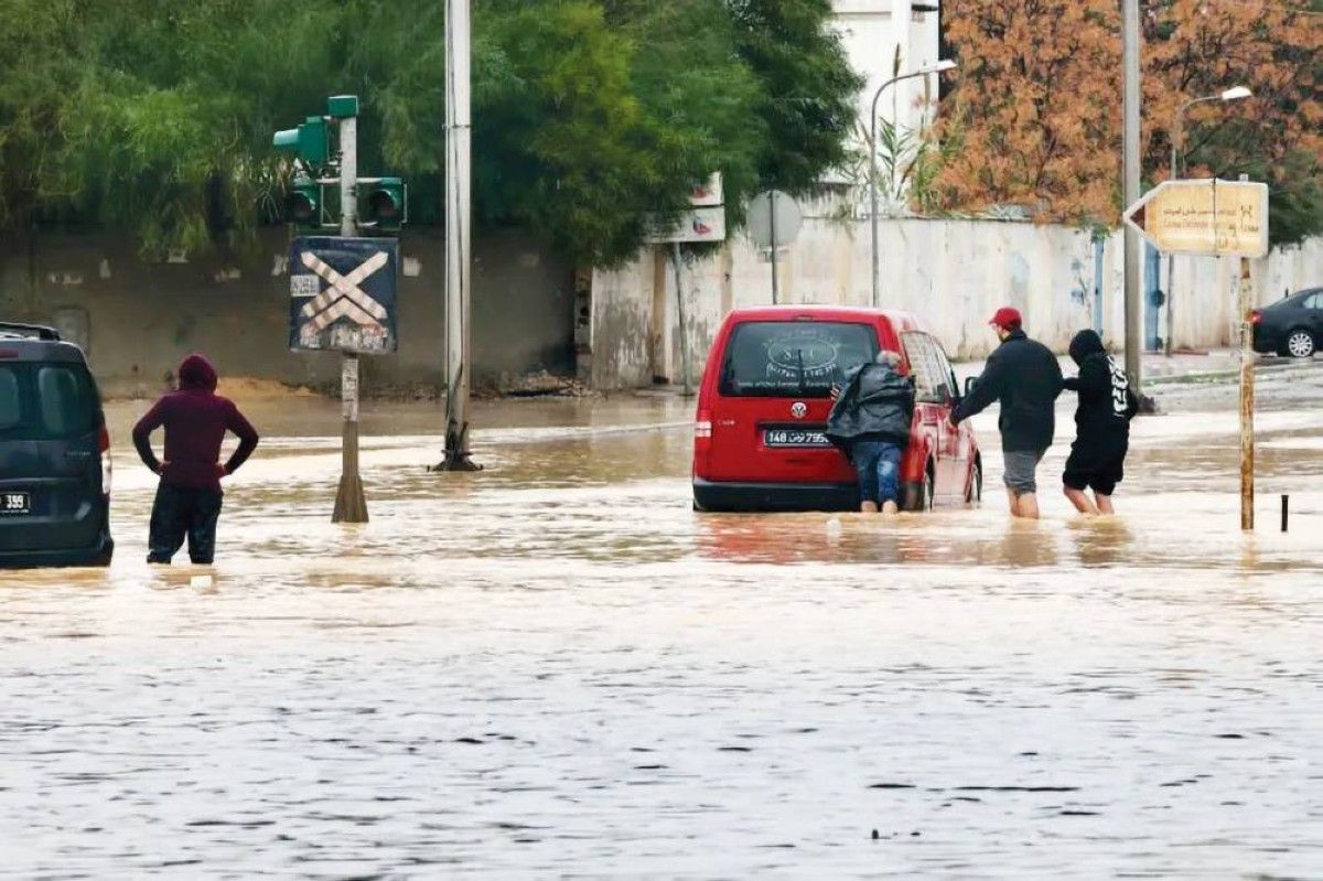الإمارات تتضامن مع تونس وجنوب أفريقيا وتعزي في ضحايا الفيضانات