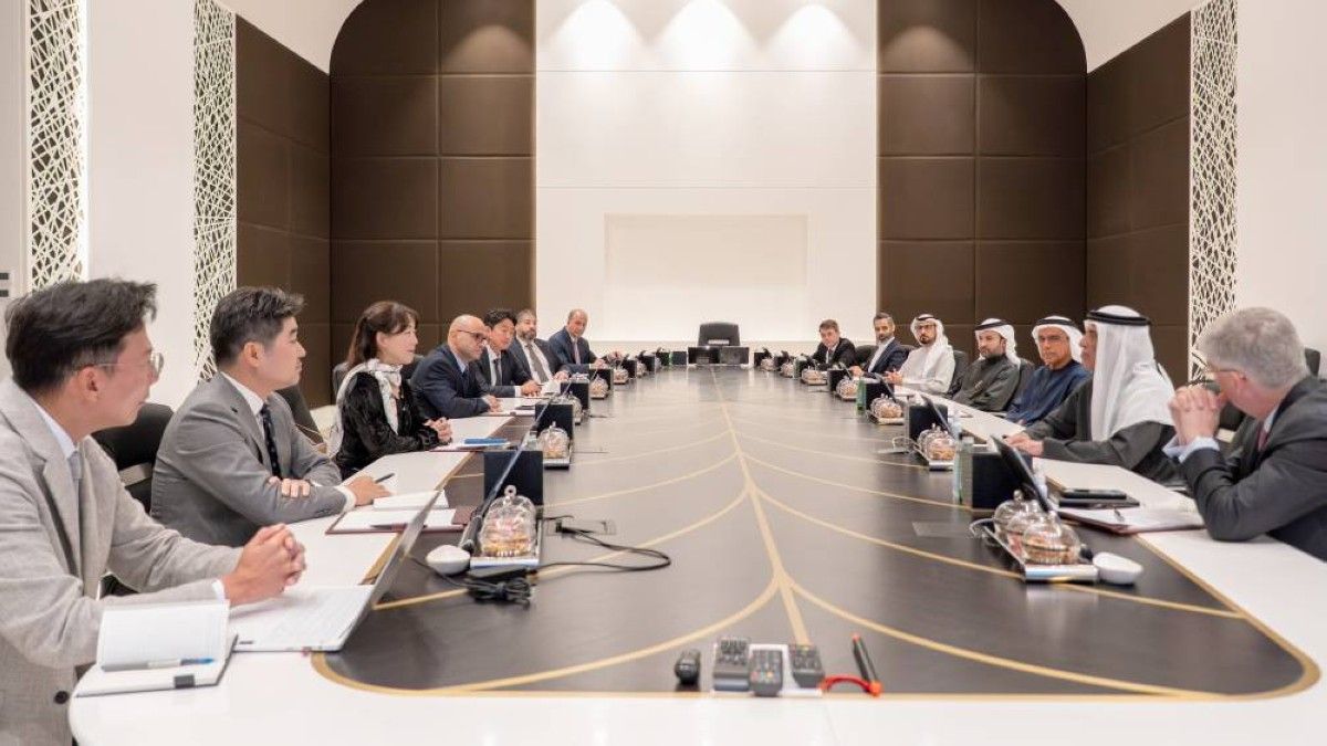 سعود بن صقر يبحث ووفد من شركة «سامسونغ للإلكترونيات» فرص التعاون