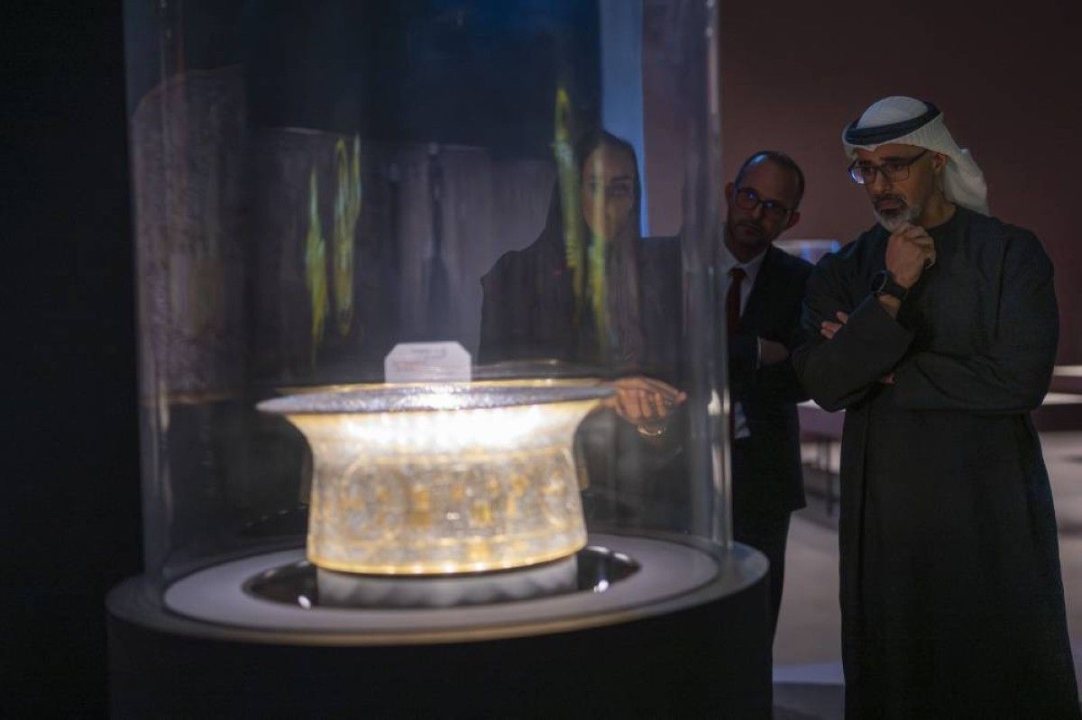 خالد بن محمد بن زايد يزور المعارض الفنية الموسمية في متحف اللوفر أبوظبي