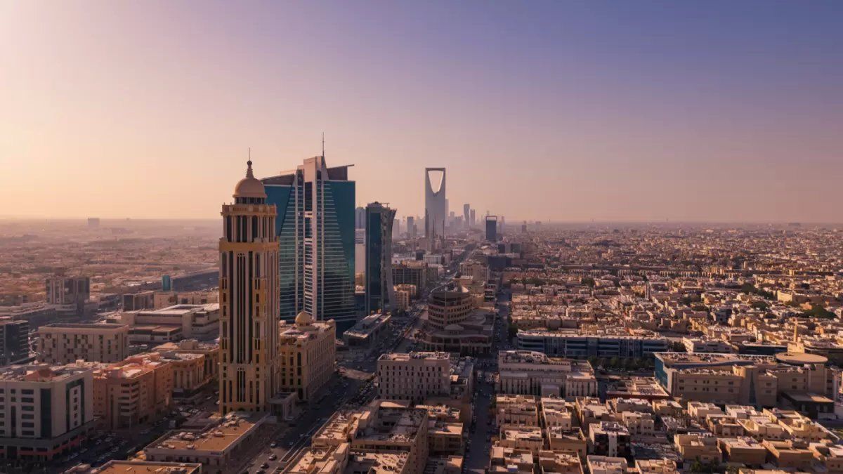 رسمياً: السعودية تصدم العالم بقرار تاريخي... الأجانب يملكون العقارات رسمياً لأول مرة!