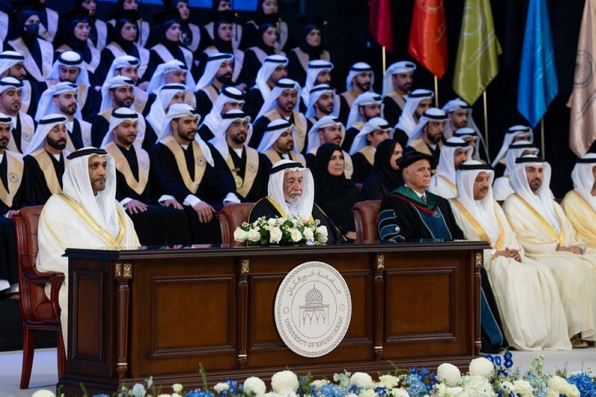 حاكم الشارقة يوجه بتوظيف خريجي الدفعة الأولى من طلبة جامعة خورفكان