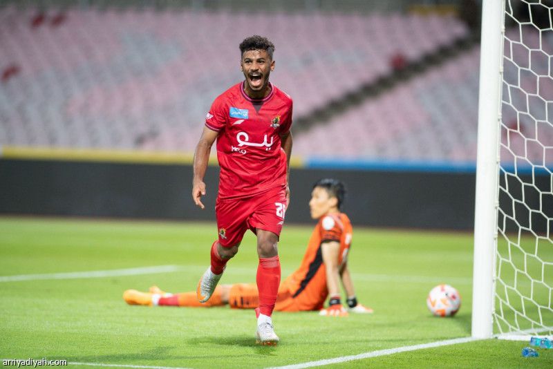 الخليج يتعاقد مع منشي والعيسى