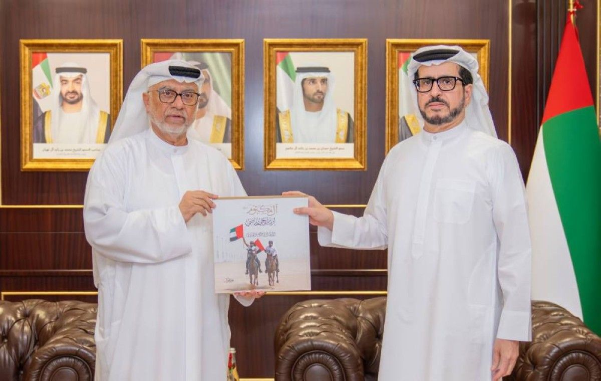 سعيد الطاير يتسلّم كتاب «إرث آل مكتوم.. تاريخ رياضي»