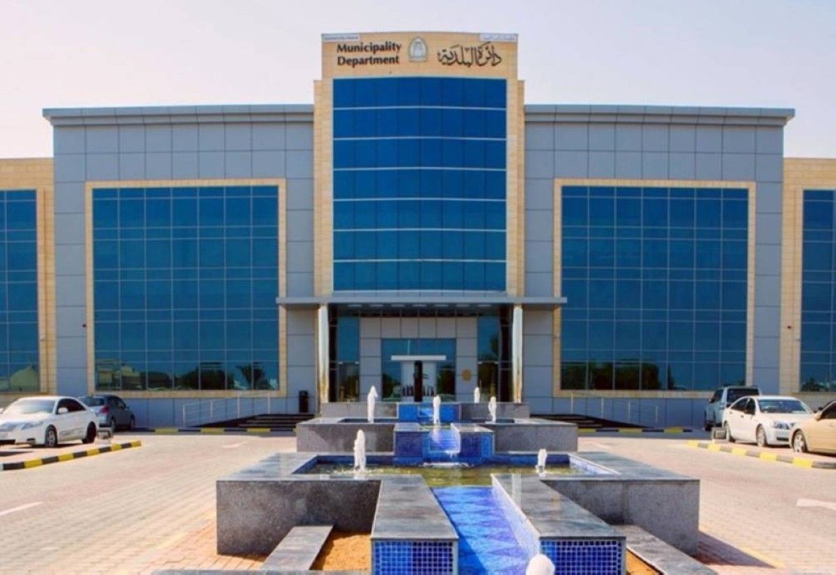 بلدية رأس الخيمة تحذر من تركيب الإعلانات دون ترخيص