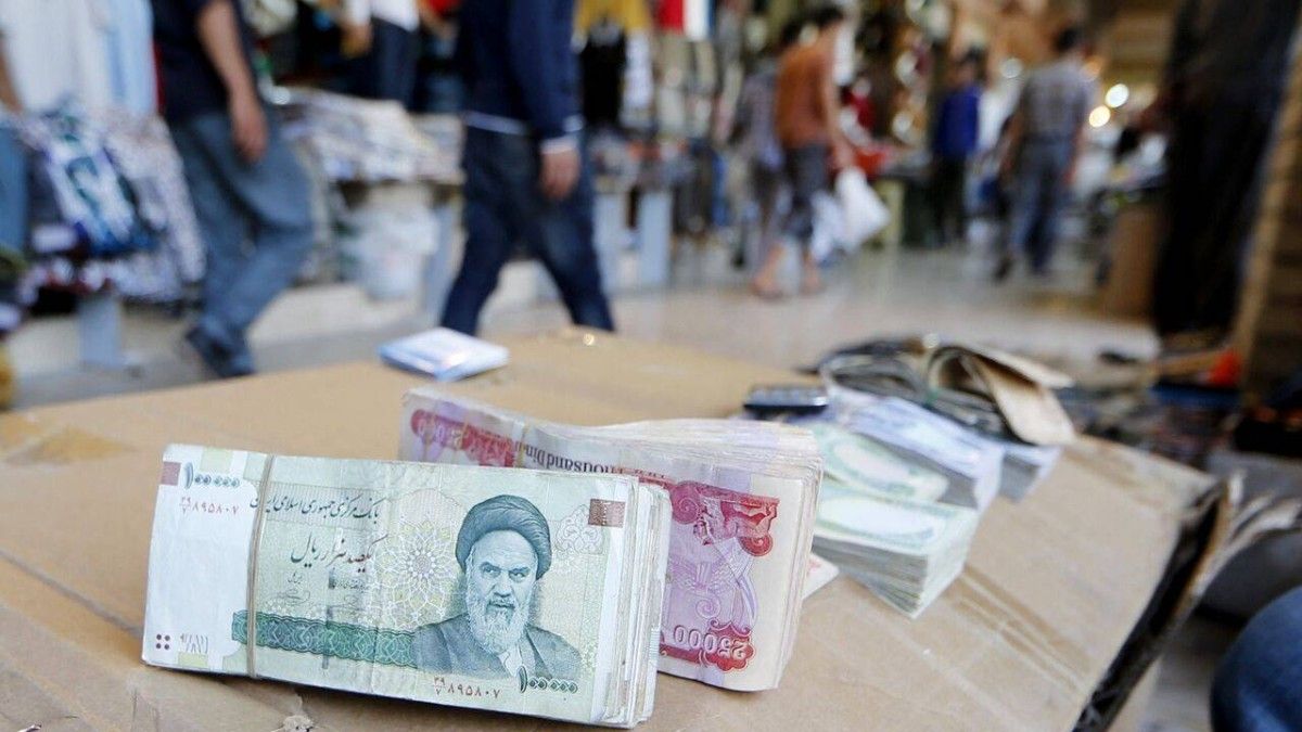 «انهيار تاريخي».. الريال الإيراني يهوي إلى 1.5 مليون مقابل الدولار