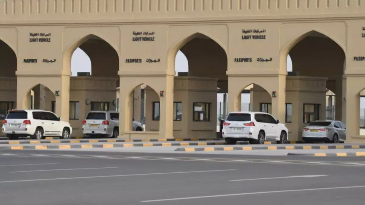 رسمياً: خدمة إلكترونية جديدة تنقذك من غرامات 10 ريالات يومياً عند مغادرة عُمان!