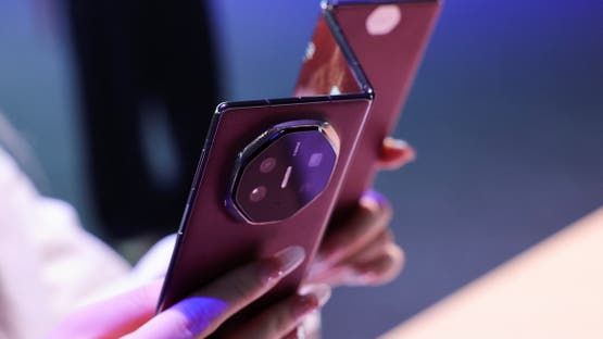 آيفون القابل للطي يحرك المنافسة.. هواوي وسامسونج تستعدان لسباق التصميم الجديد