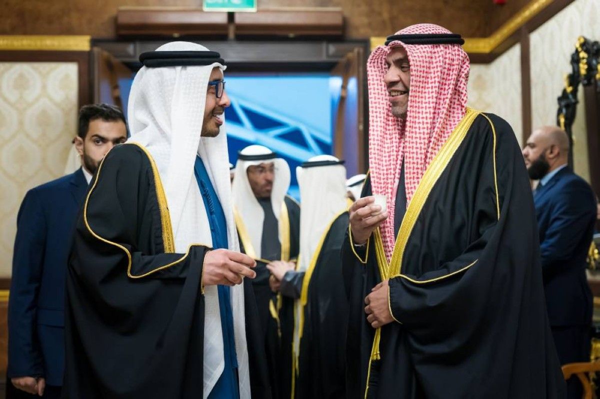 عبدالله بن زايد يصل إلى الكويت في زيارة عمل