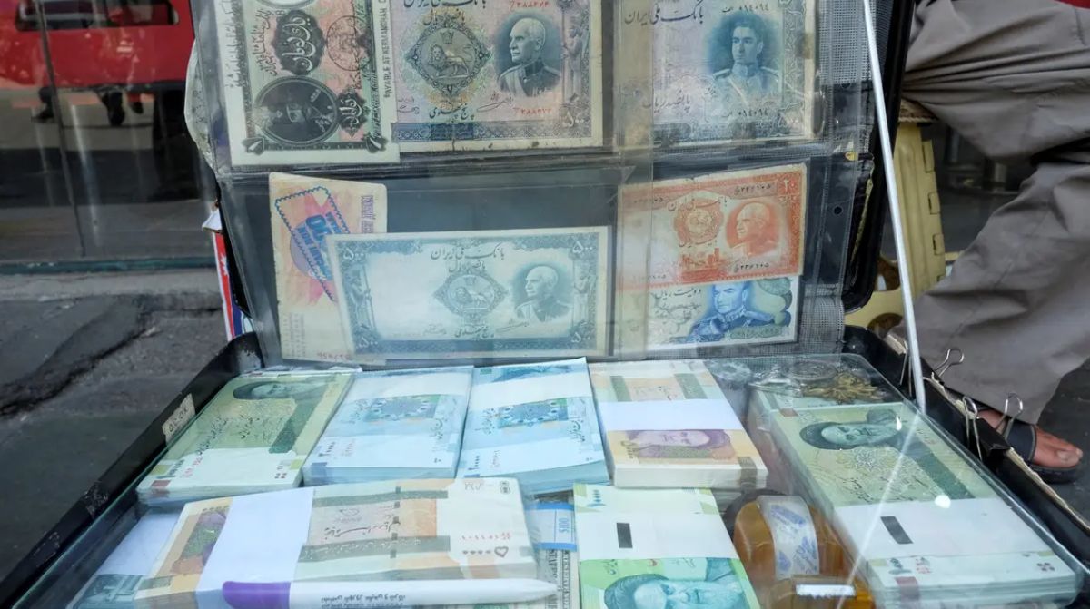 العملة الإيرانية تهوي لمستوى غير مسبوق أمام الدولار