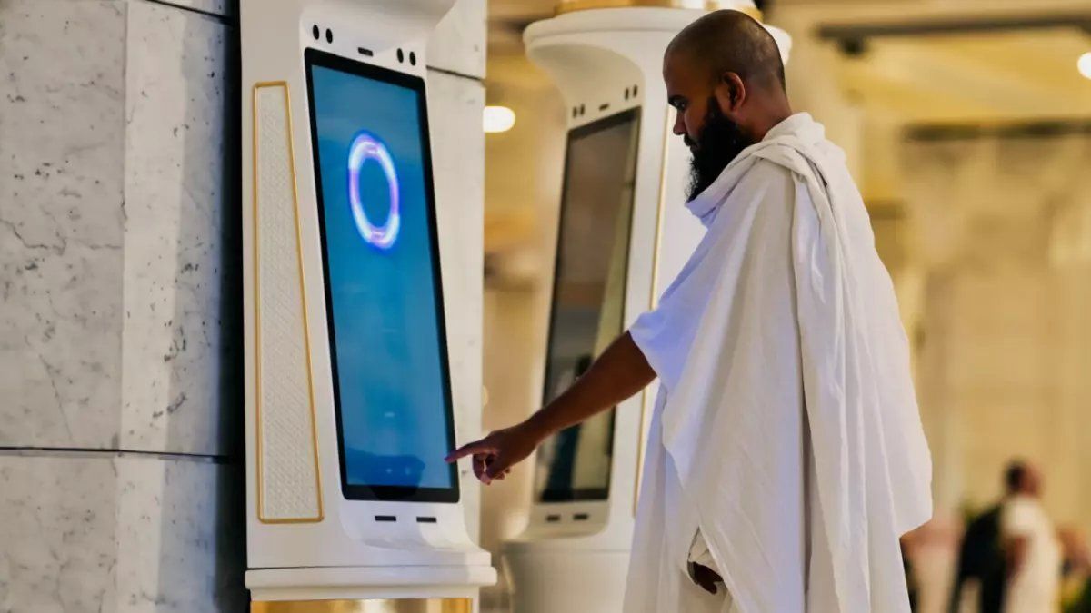 رسمياً: السعودية تطلق خدمة مجانية ثورية للمعتمرين بـ10 لغات… رقم واحد يجيب على كل أسئلتك الدينية فوراً!