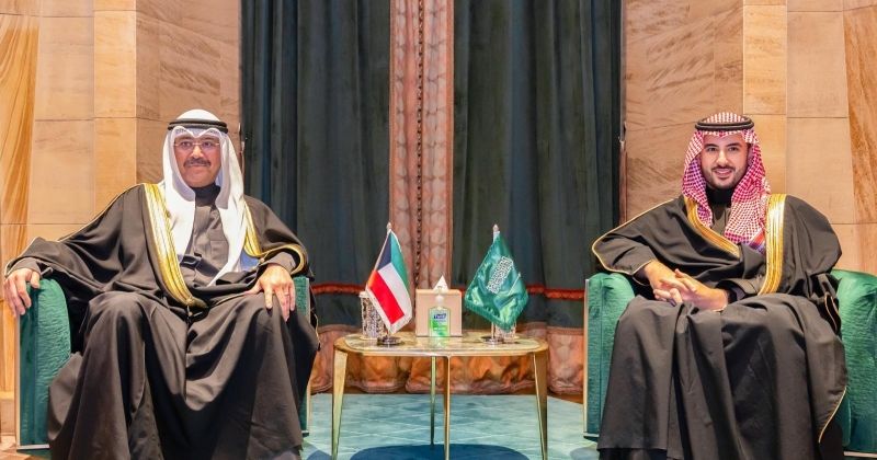 جانب من المُحادثات بين وزير الدفاع والأمير خالد بن سلمان في السعودية