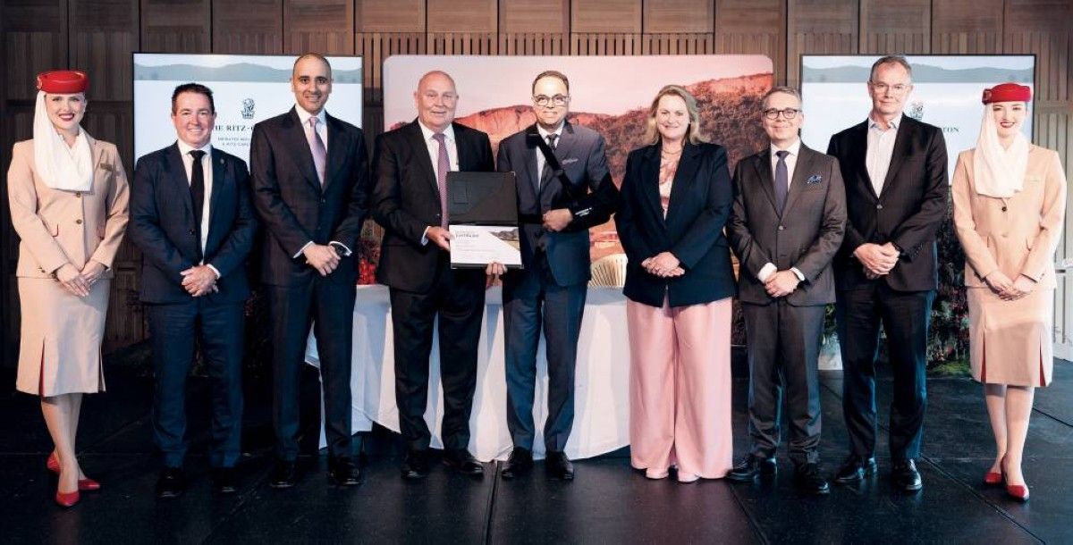طيران الإمارات توقع اتفاقية لافتتاح «ريتز كارلتون لودج»