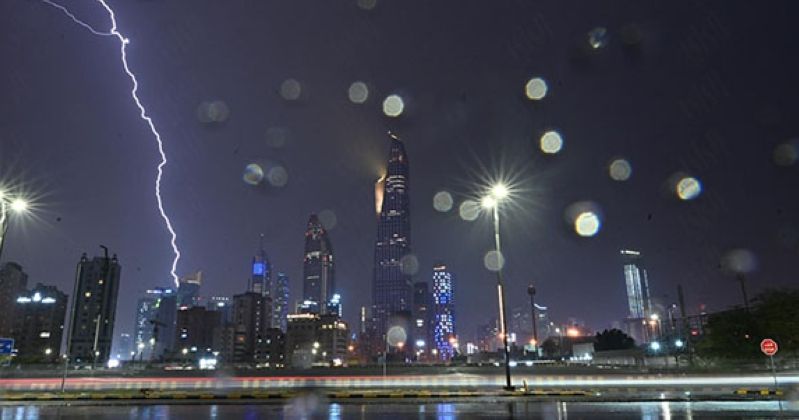 البرق يضيء ليل الكويت