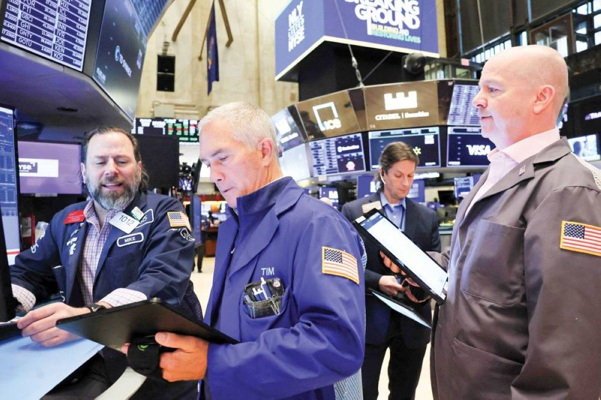 انخفاض «وول ستريت» مع تقييم آفاق السياسة النقدية