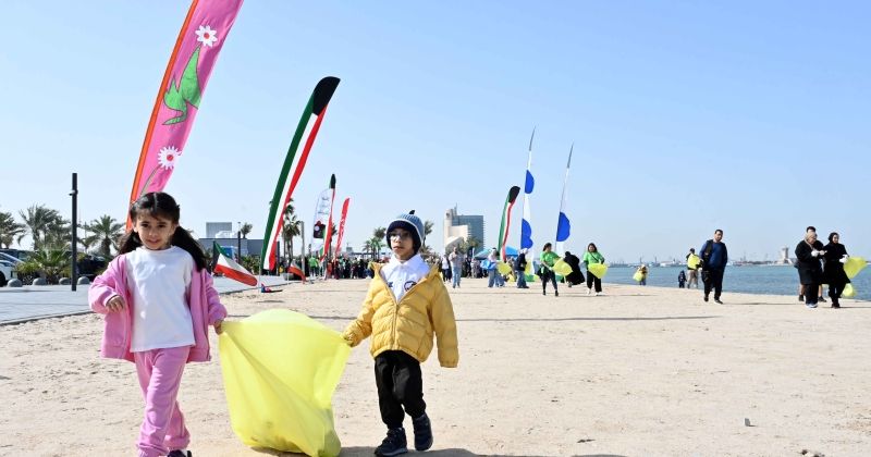 «نحن ملتزمون»... حملة توعوية لتنظيف شاطئ الشويخ