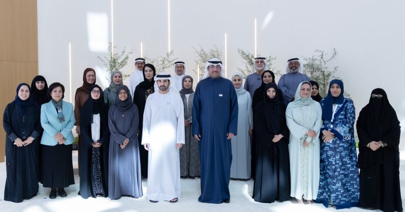 ولي عهد دبي ووزير الدفاع في لقطة جماعية مع عدد من الطلبة الإماراتيين الدارسين في الكويت والرعيل الإماراتي الأول من خرّيجي جامعات الكويت