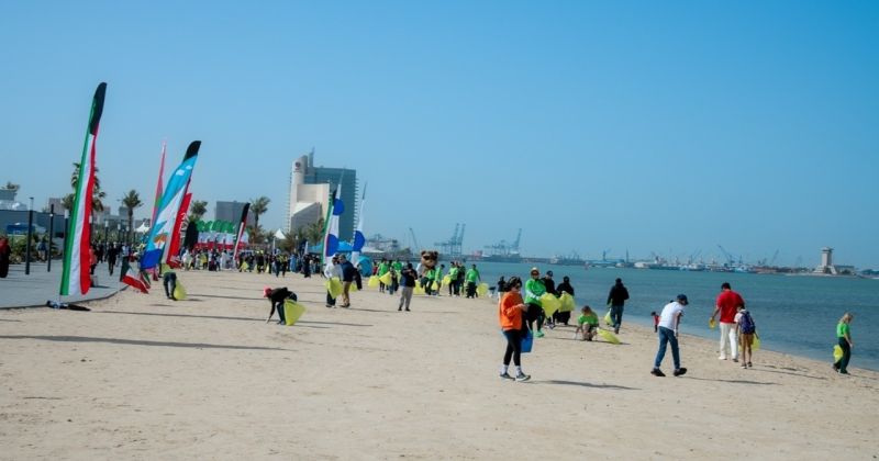 «الأبحاث» ينظف شاطئ «الشويخ»