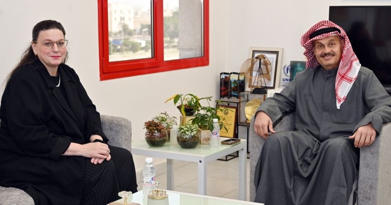 رئيس التحرير الزميل وليد الجاسم مستقبلاً سفيرة كندا