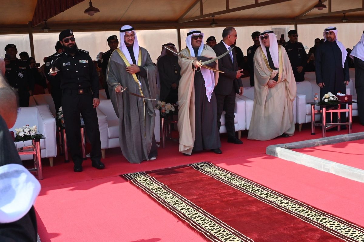 محافظ الجهراء يؤدي العرضة خلال الاحتفال