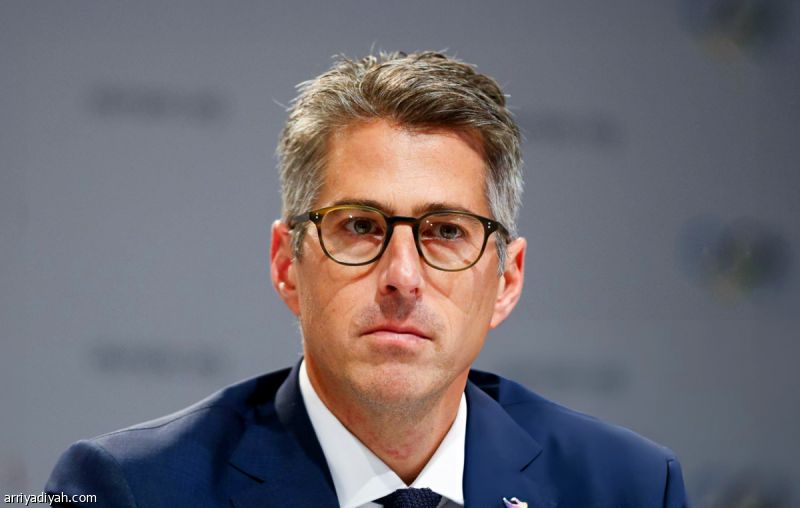 رئيس الأولمبياد يعتذر عن رسائل ماكسويل