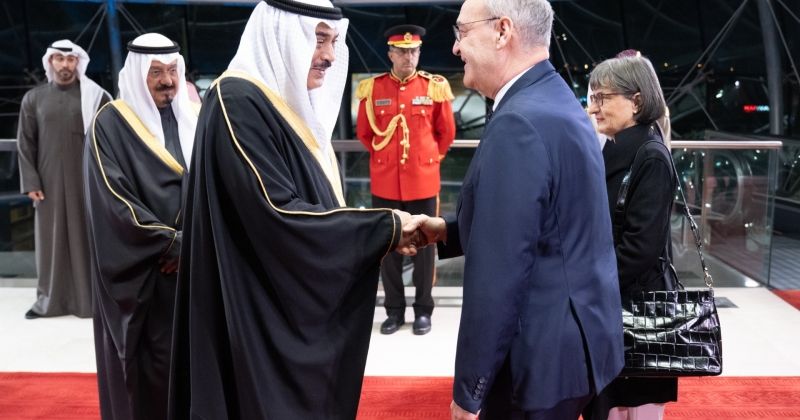 سمو ولي العهد وسمو رئيس الوزراء يستقبلان رئيس الاتحاد السويسري لدى وصوله إلى البلاد