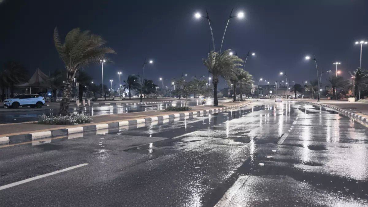 رسمياً: الأرصاد السعودية تصدر إنذار أحمر... عواصف مدمرة وضباب يحجب الرؤية تماماً خلال ساعات!