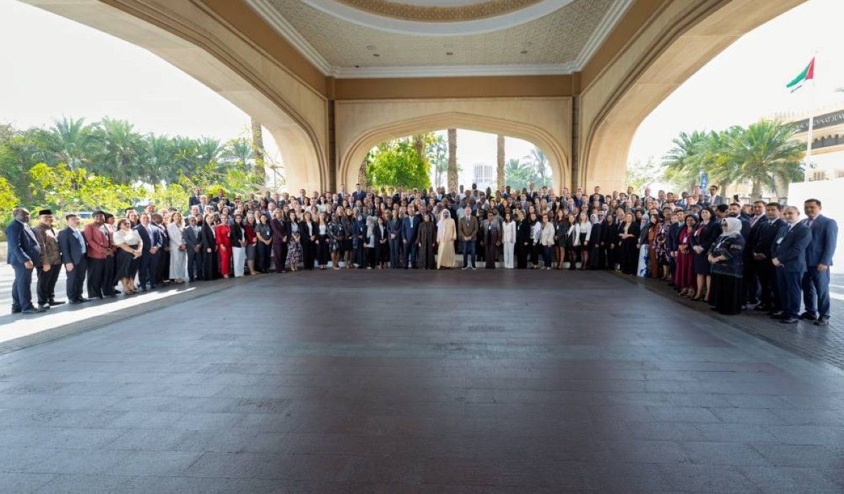 محمد بن راشد يشهد تخريج 377 منتسباً في 17 برنامجاً دولياً تنظمها حكومة الإمارات