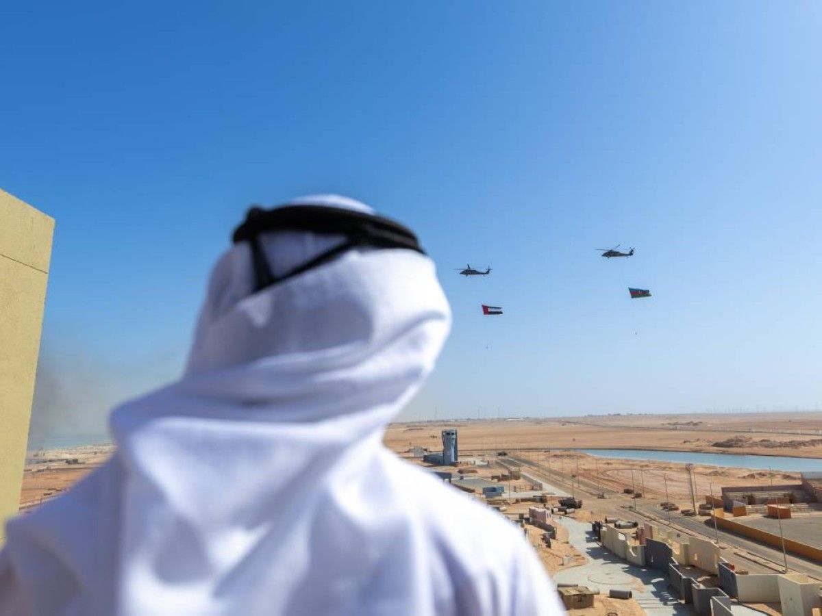 حمدان بن محمد ووزير دفاع أذربيجان يشهدان تمرين "درع السلام 2026"