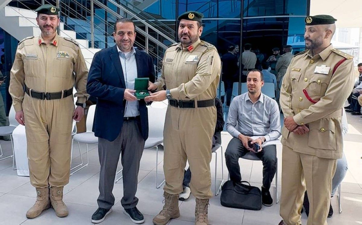 تكريم مقيم لأمانته في تسليم 200 ألف درهم لصاحبها