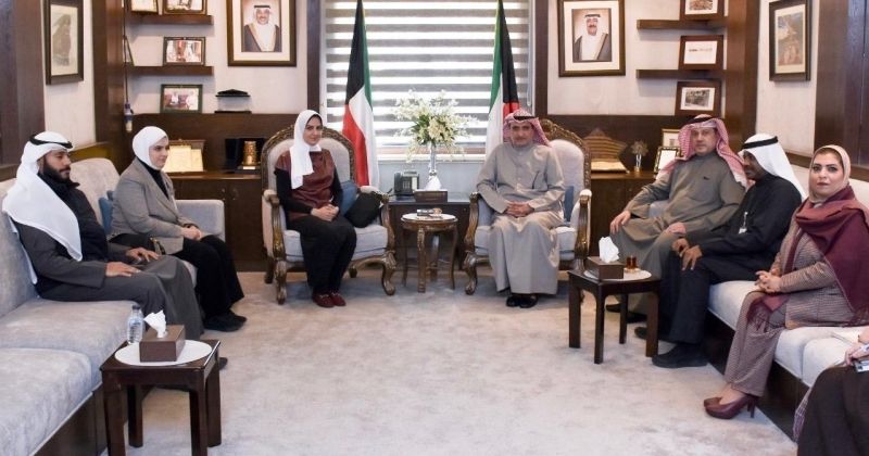 العميد الكندري مستقبلاً الدكتورة فاطمة سلمان