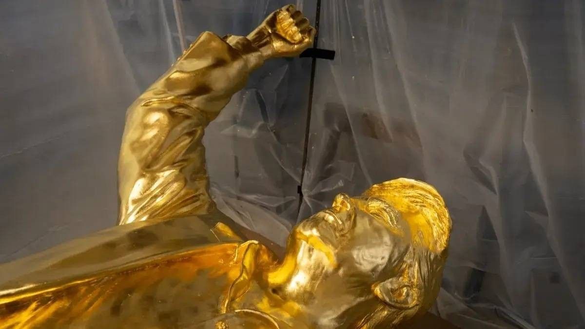 تمثال ذهبي لترامب «ممدد» على أرض أوهايو انتظاراً لسداد الدفعة الأخيرة من أجر نحاتيه