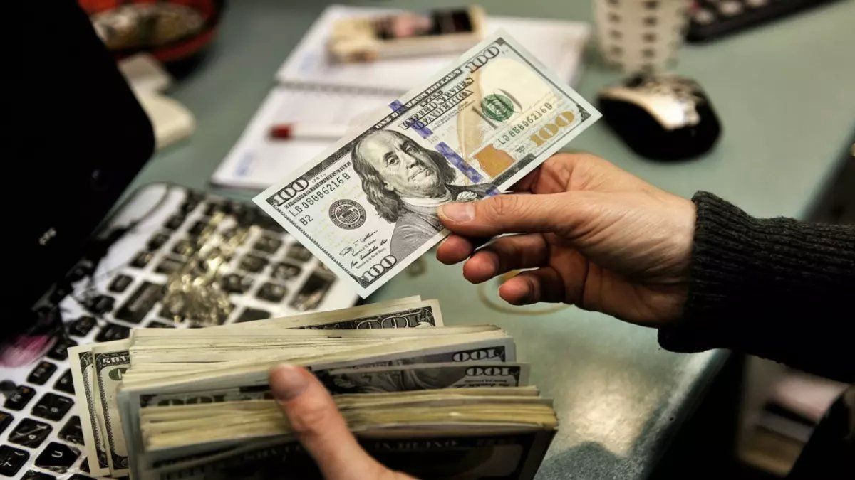 صادم.. سعر الدولار اليوم في الأهلي ومصر أكثر استقرارًا من البنك المركزي! أول دولة عربية تتحدى التضخم العالمي