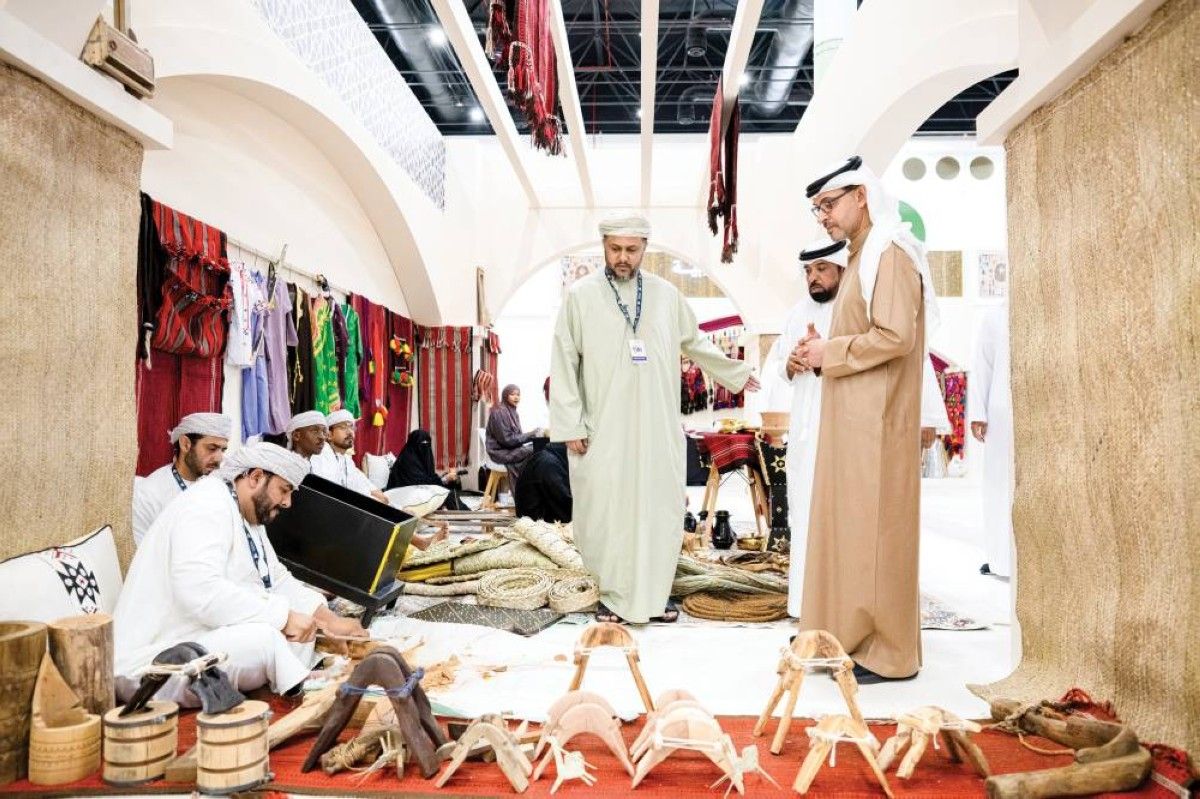 هزاع بن زايد يشهد جانباً من «مهرجان العين التراثي»