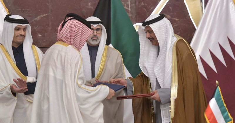 تبادل إحدى الاتفاقيات بعد توقيعها