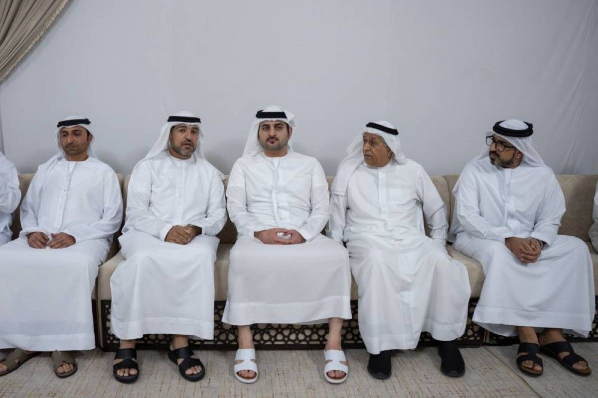 مكتوم بن محمد يقدم واجب العزاء في وفاة عمر أحمد البلوشي