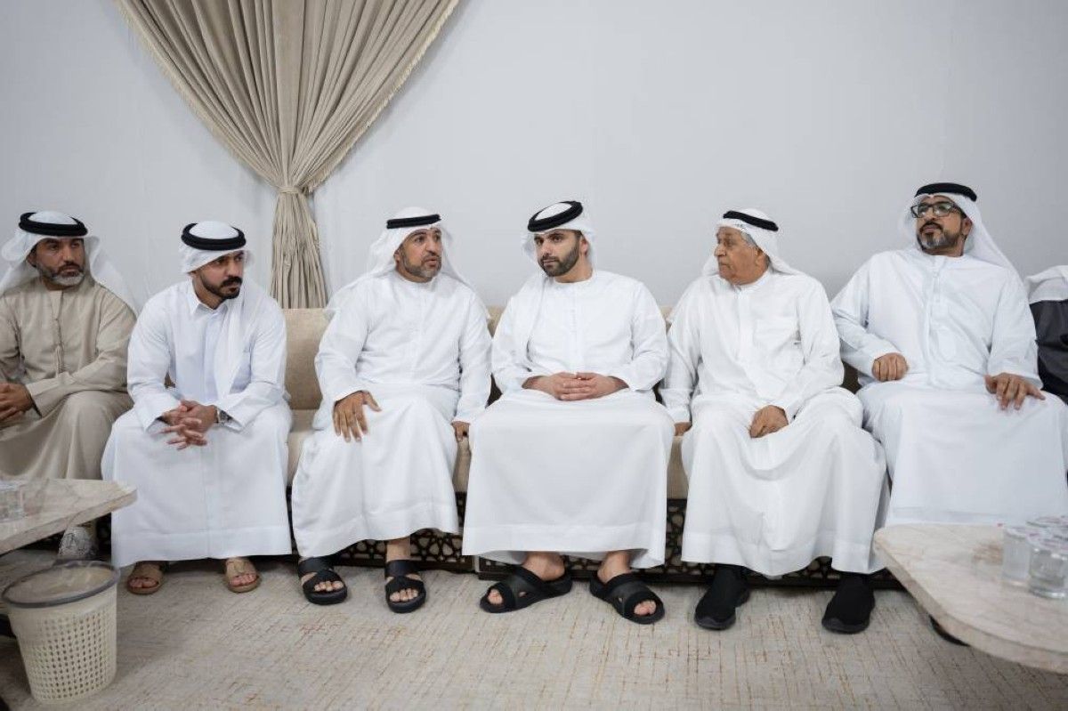 منصور بن محمد يقدم واجب العزاء في وفاة عمر أحمد البلوشي