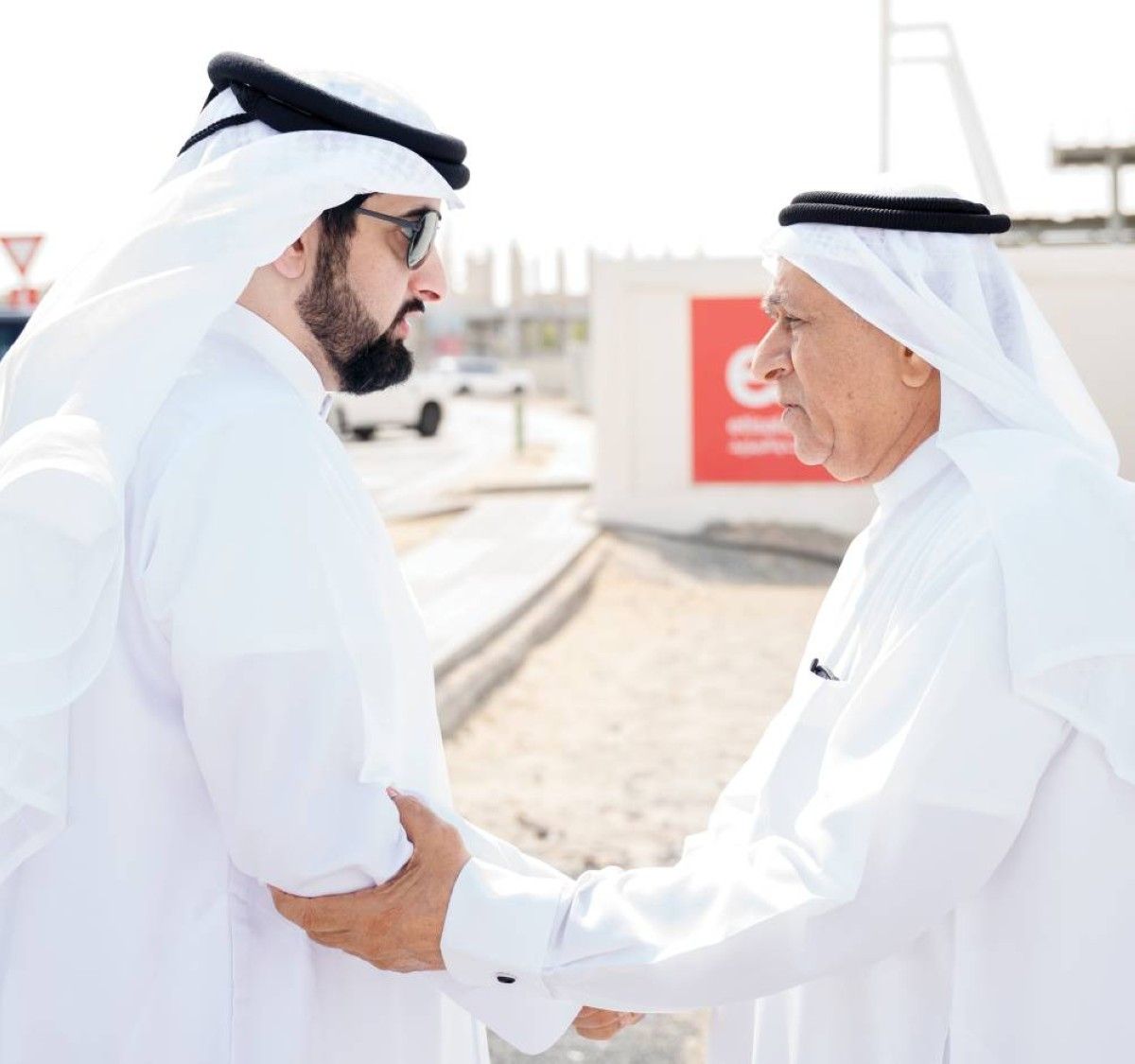 مكتوم وأحمد ومنصور بن محمد يعزون في وفاة عمر البلوشي